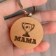 Breloc lemn personalizat - Trofeu Mama